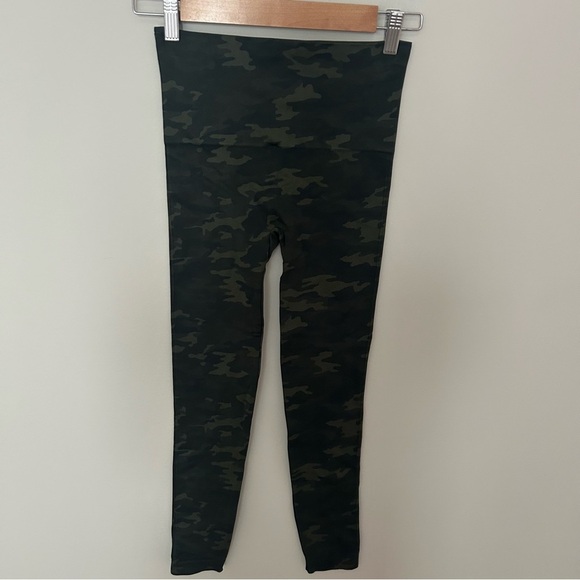 Spanx Look At Me Now Seamless High Waisted Leggings in Green Camo Size Small - Picture 3 of 5